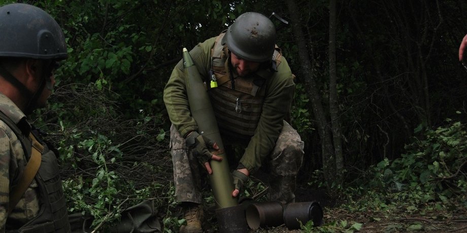 снаряды 105 мм, снаряд 105 мм, военный со снарядом 105 мм