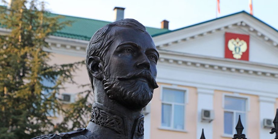 Бюст царя Николая ІІ у часовни при прокуратуре в Симферополе / Фото: ТАСС, Алексей Павлишак