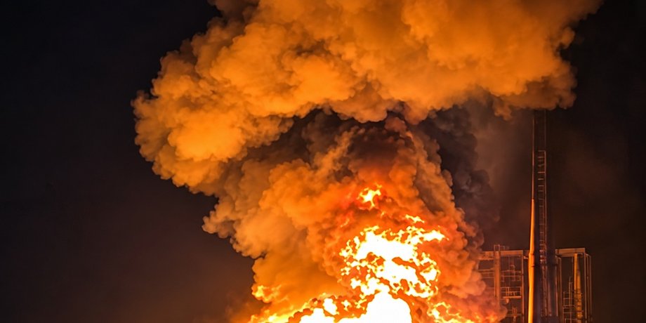 Крупный пожар на химическом заводе "Азот" в Новомосковске Тульской области РФ после атаки 28 октября 2026 года