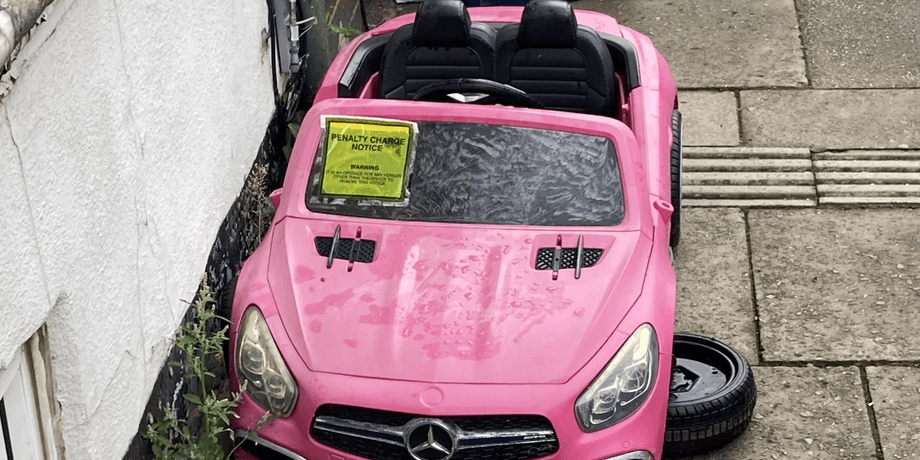 Іграшковий автомобіль, іграшка, штраф, іграшковий Mercedes-Benz, дитину оштрафували, неправильна парковка, стоянка