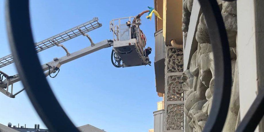 узбекистан украина флаг, Узбегистан, сняли флаг Украины, флаг Украины, Ташкент, балкон, пожарная лестница