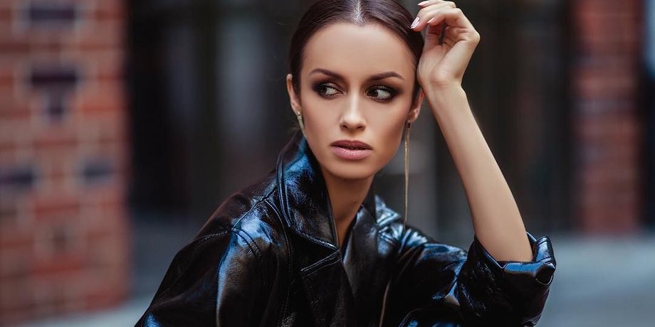 Дівчина в плащі весна 2021