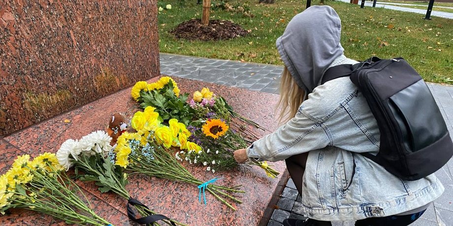 Москва, памятник Леси Украинки, цветы, обстрел села Гроза, Россия, ракетный удар РФ