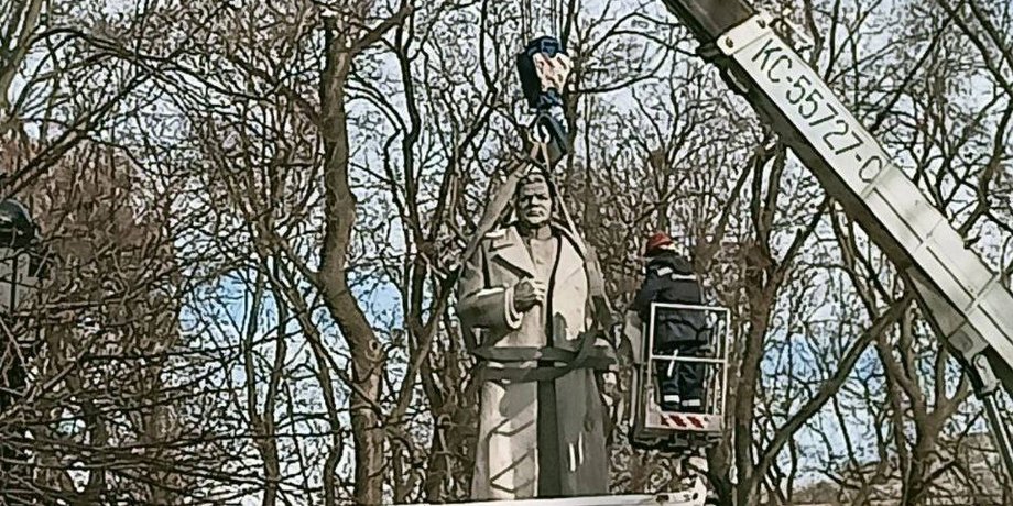 Демонтаж пам'ятника Ватутіну