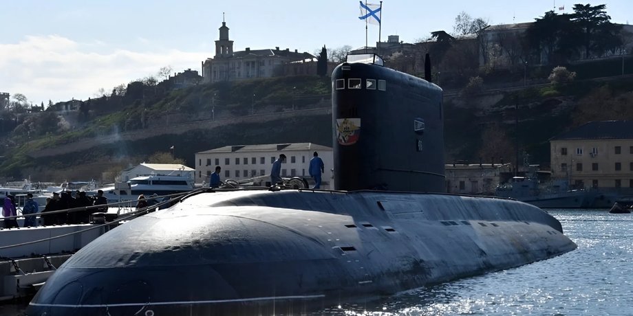 Підводний човен проєкту "Варшавянка" ЗС РФ біля пірса