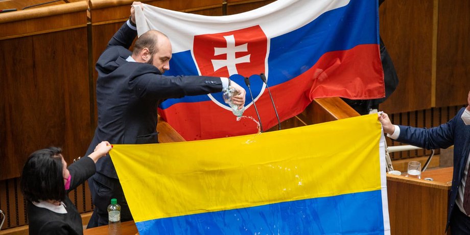 флаг Украины, парламент Словакии