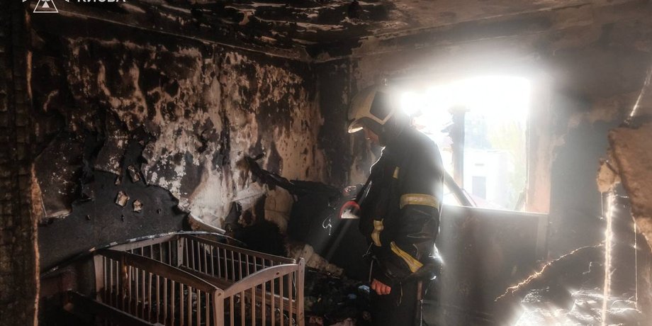 В Киеве во время ночного обстрела российским БПЛА полностью разрушена квартира опытного спасателя Сергея Власенко