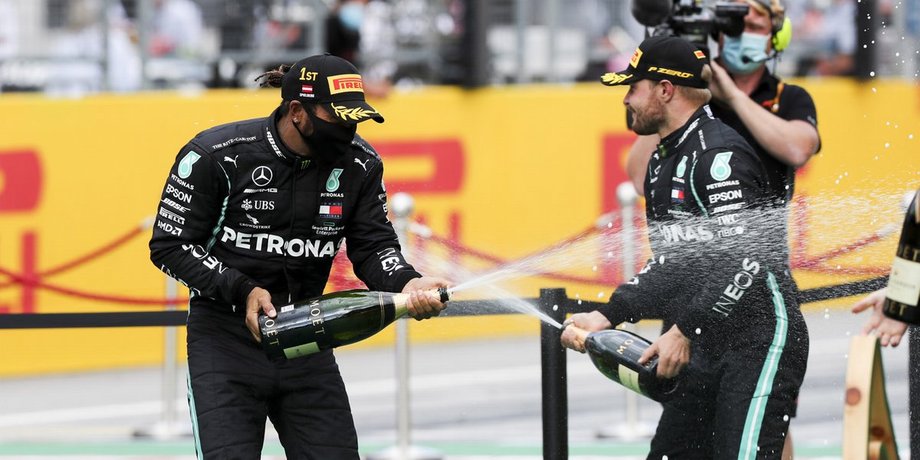Льюис Хэмилтон (слева) и Валттери Боттас. Фото: Чарльз Коутс / Motorsport Images