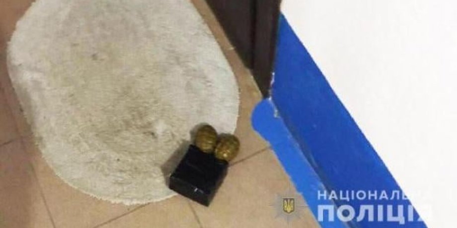 две гранаты, дверь квартиры