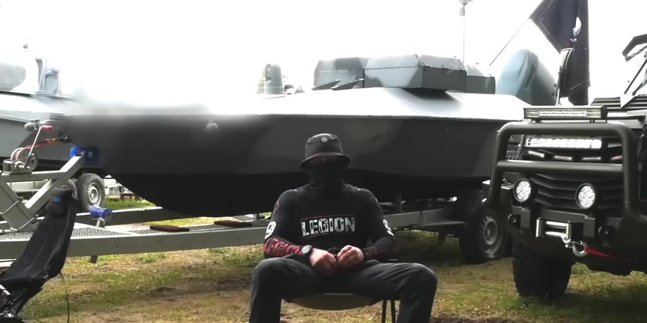 Боєць ГУР Дев'ятий з морським дроном Катран