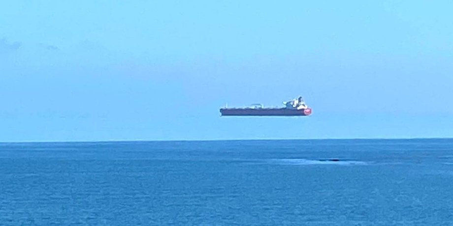 корабель у повітрі над морем