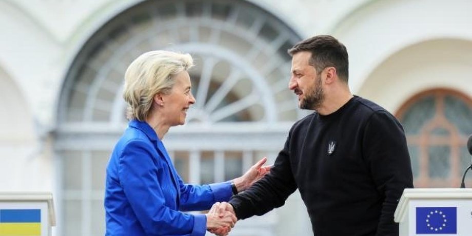 Владимир Зеленский и Урсула фон дер Ляйен жмут руки
