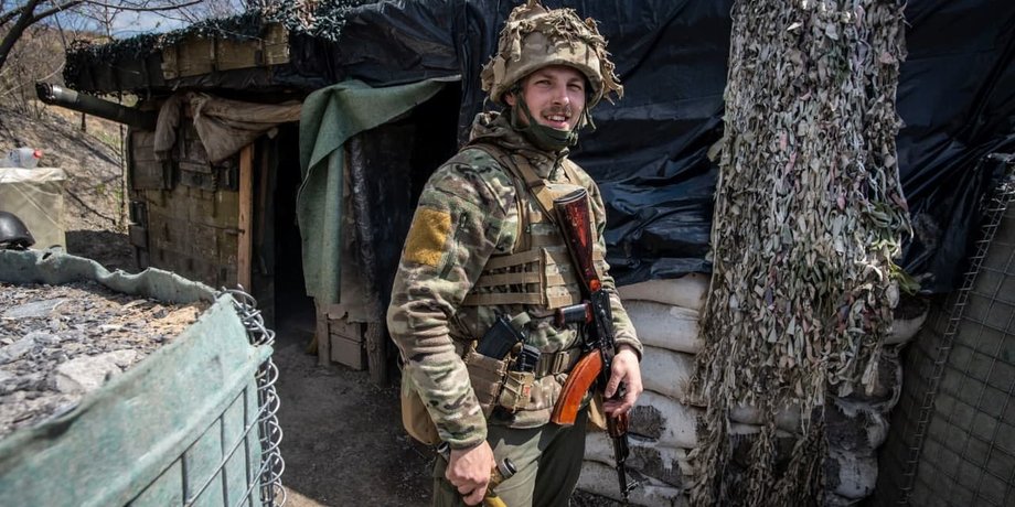 Украинский солдат в окопе на фронте российско-украинской войны