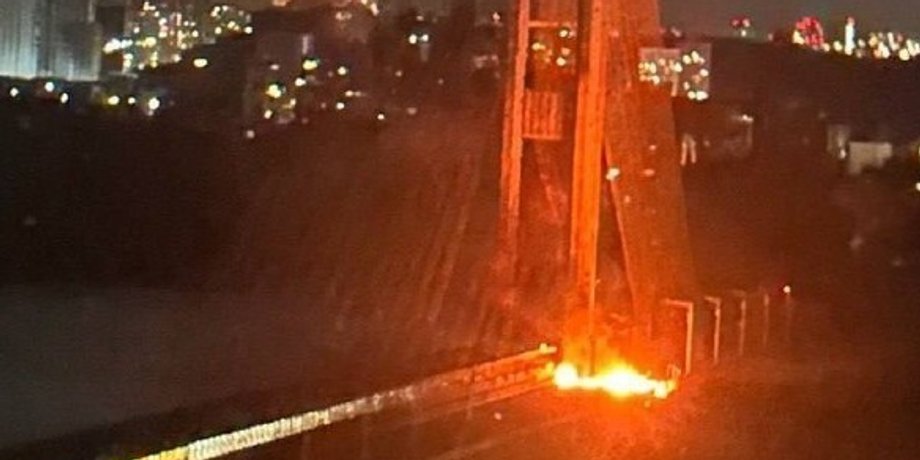 Російський удар спричинив пожежу на Південному мосту в Києві Пожежа на дорожньому полотні Південного мосту в Києві після російського удару