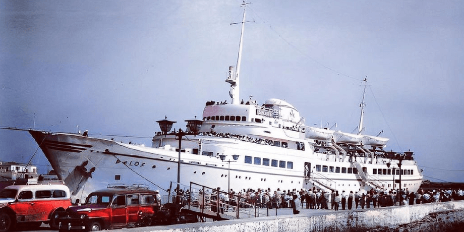 Чоловік купив круїзний лайнер, судно "Аврора", Аврора, 85 кают, відритий басейн, реставрація корабля, прибережний музей