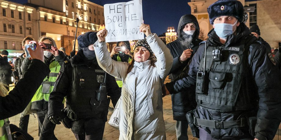 протест в России, полиция, женщина, фото