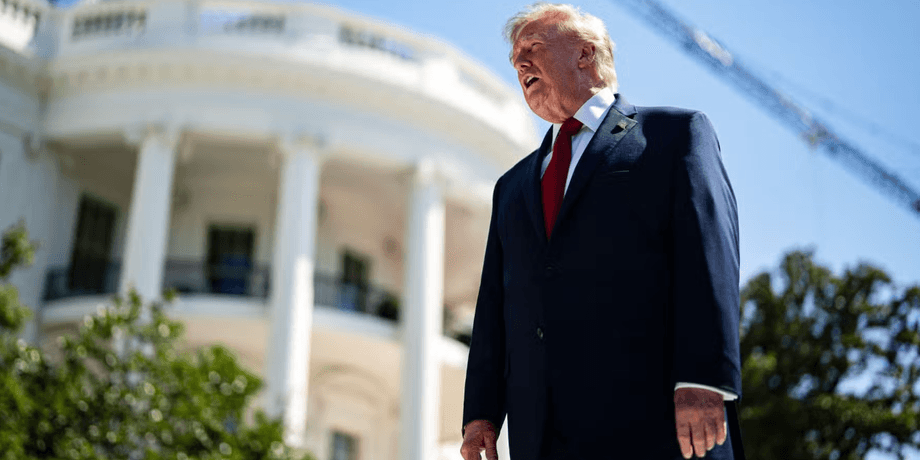 Рука Дональда Трампа привернула увагу соцмережі