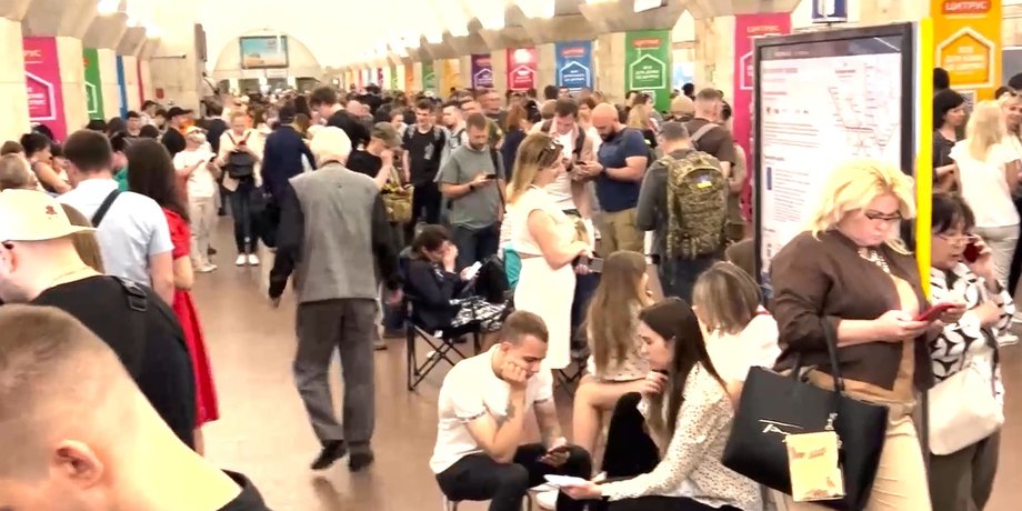 люди в метро в киеве, люди прячутся от обстрела в Киеве, люди в метро