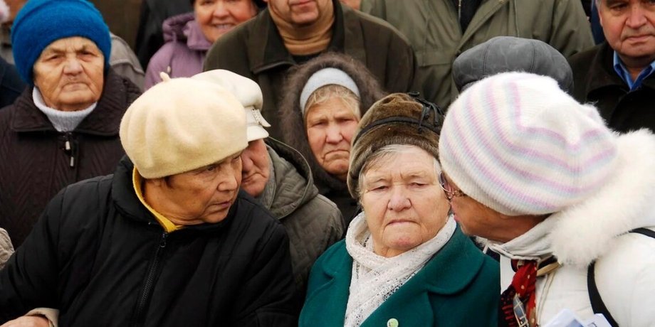 деньги В Украине могут сократить социальные выплаты