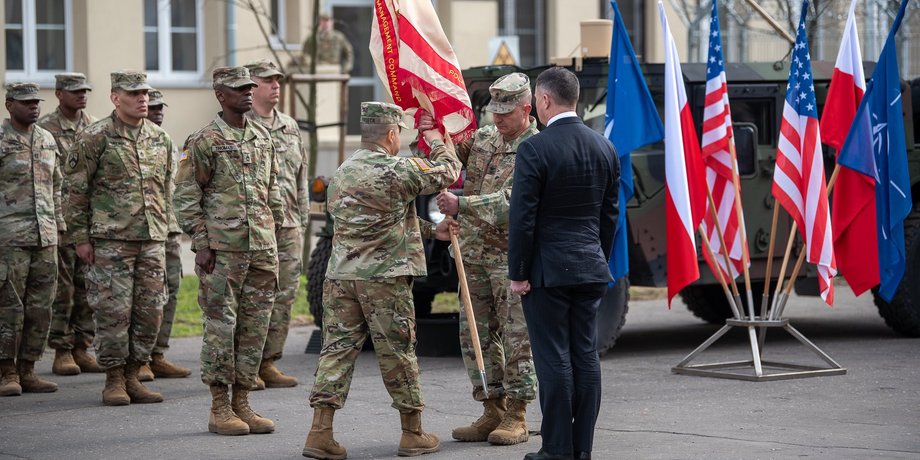блащак на церемонии создания гарнизона армии США