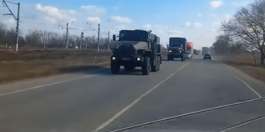 Оккупанты вывозят технику и солдат из Крыма на фронт