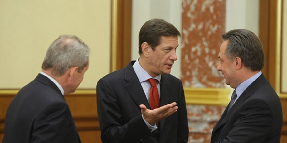 Александр Жуков (в центре) / Фото: Интернет-портал правительства РФ