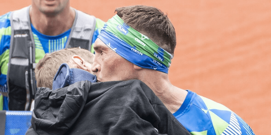 Марафон, біг, спорт, благодійність, збирання грошей, хвороба, регбіст, паралізований спортсмен, друг,