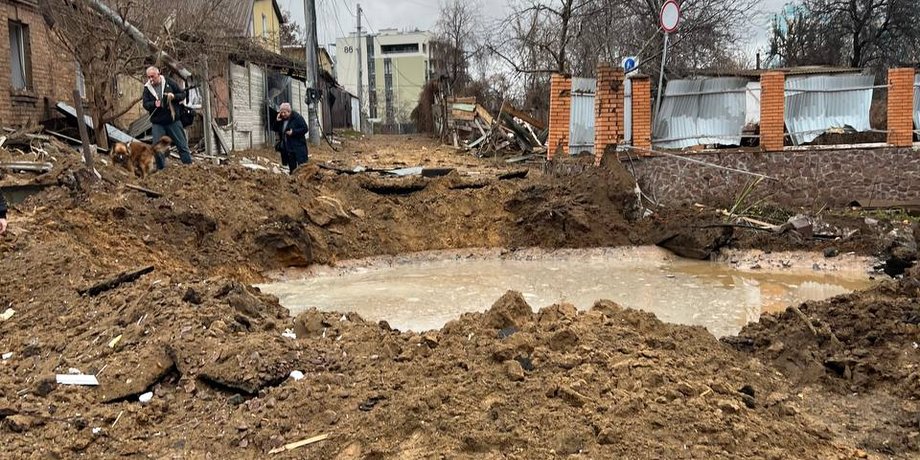 Воронка возле дома, обстрел Киева 2 января, ракетный удар 2 января, 2 января воронка кинжал, 2 января голобуцкий, 2 января голобуцкий