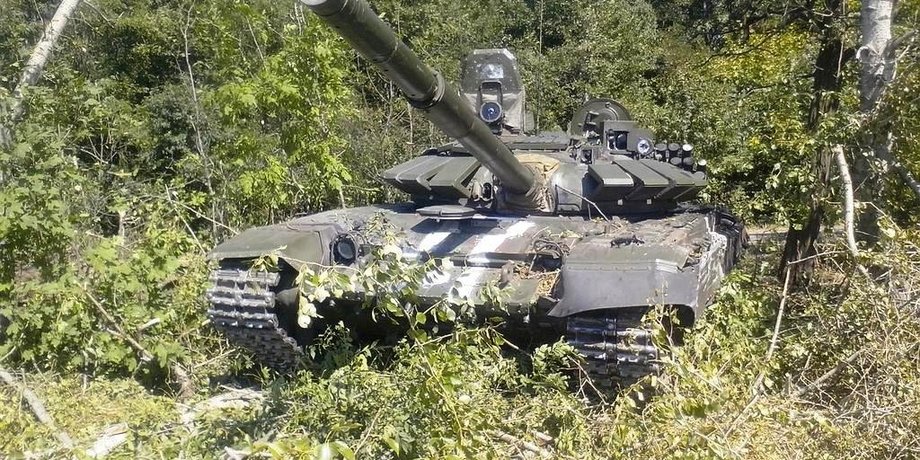 Российский Т-72Б3 с нанесенными белыми полосами опознания / Фото: fraza.ua