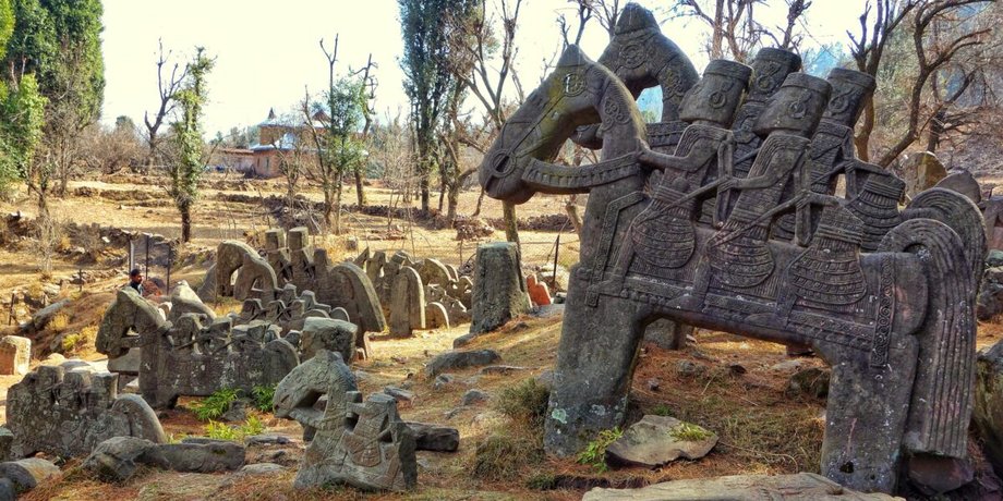 всадники археология индия статуи скульптуры кони