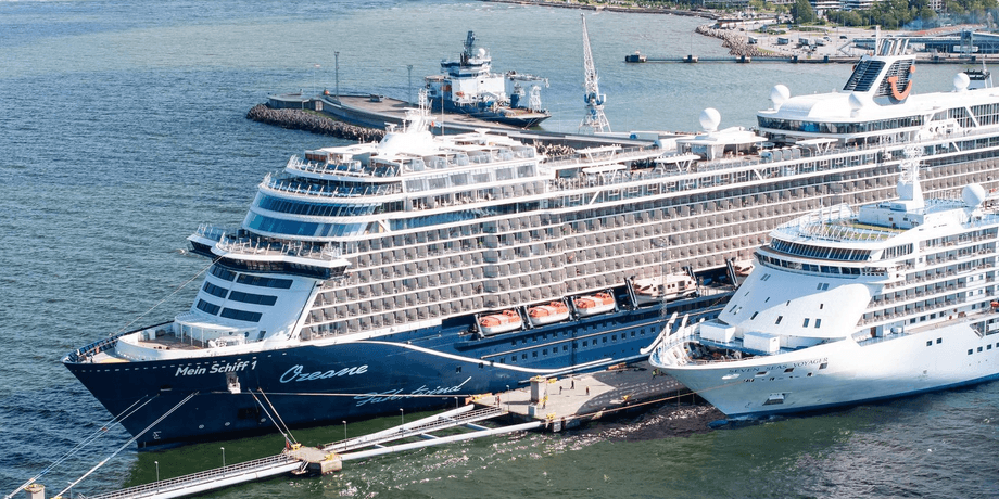 Немецкий круизный лайнер Mein Schiff 1 стоит у причала перед отправлением в Карибское путешествие