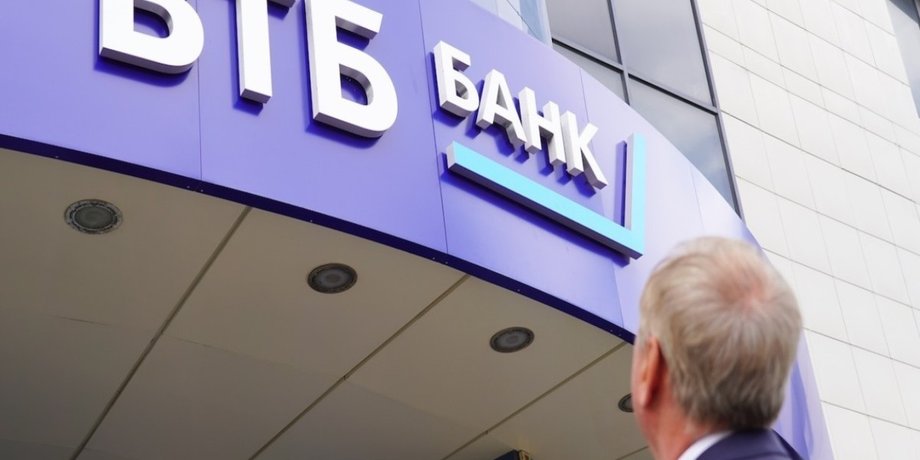 Будівля російського банку ВТБ із логотипом на фасаді