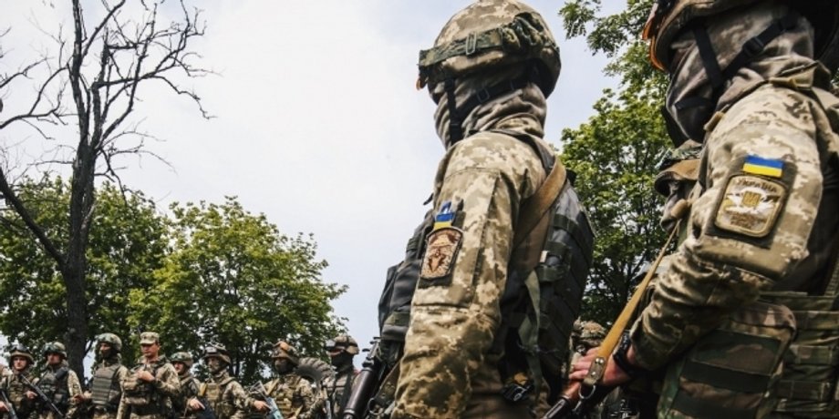 ряд военнослужащих ВСУ с оружием