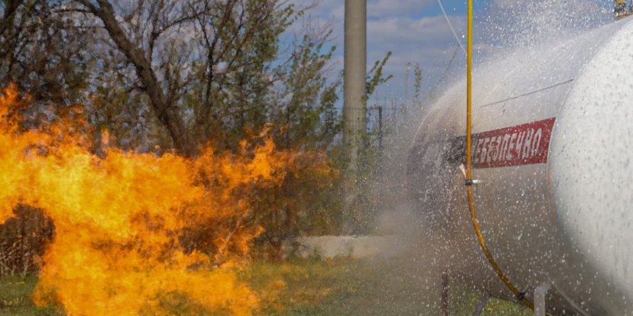 Цистерна с газом пылает после атаки на АЗС