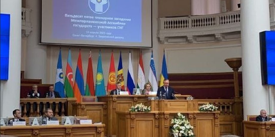 Беглов выступает на фоне флага Украины