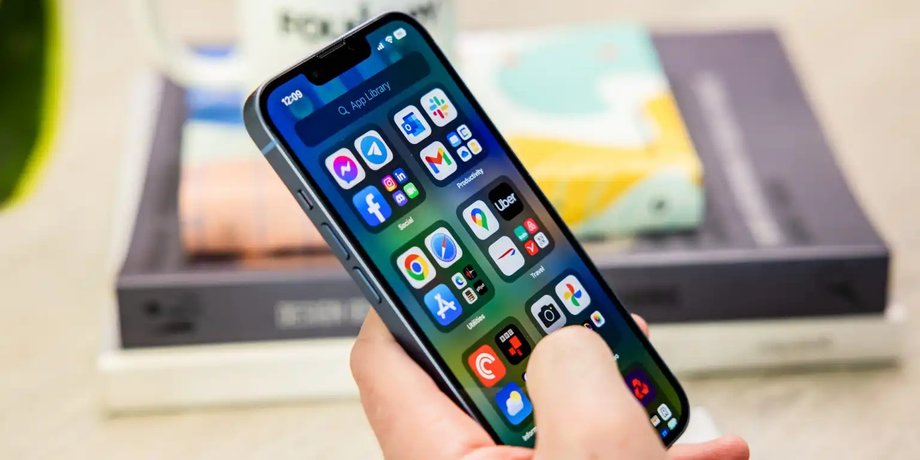 iPhone 14 у руці
