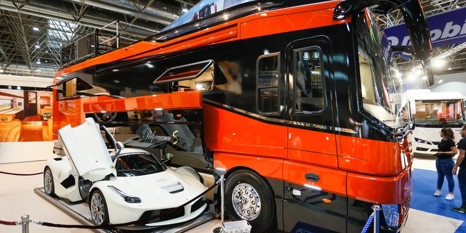 Volkner, Автодім, Будинок на колесах, Ferrari, Інтер'єр, Авто, Фото, Диван, Ліжко, Суперкар
