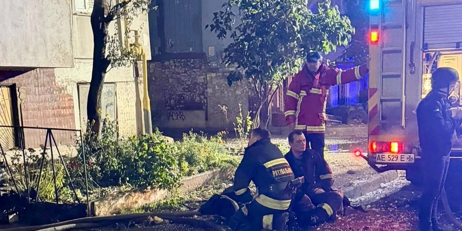 Наслідки влучання російського ударного дрона у дев’ятиповерховий будинок у Дніпрі, троє людей поранені