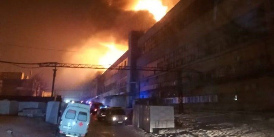 в барнауле загорелся завод, пожар на предприятии в барнауле