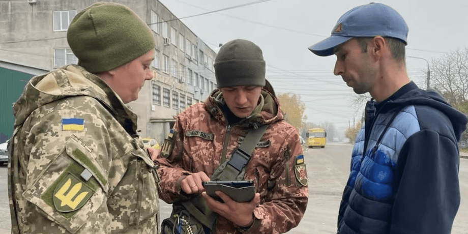 що може робити тцк і чи має право забирати телефон