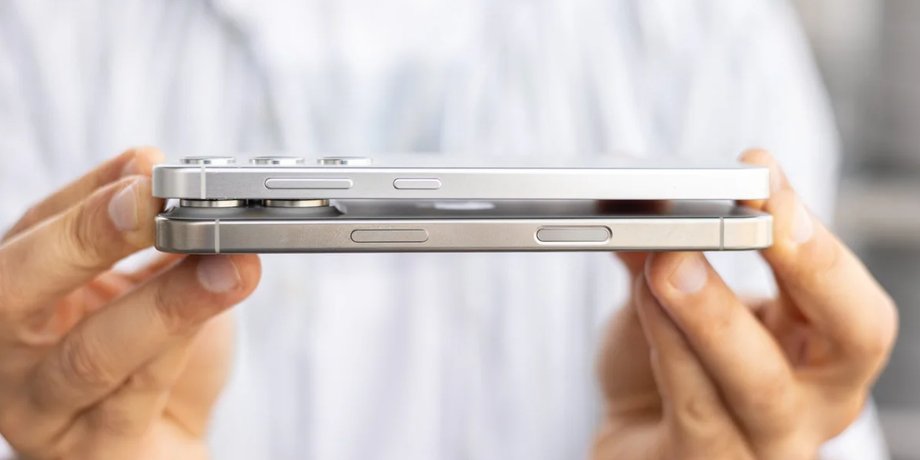 Смартфони iPhone Air і Samsung Galaxy S25 Edge у руках