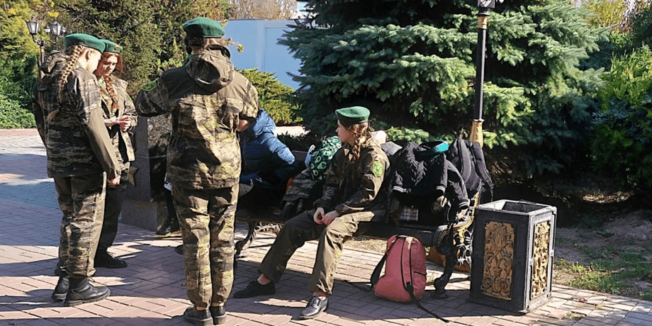 Дети в военной форме русской