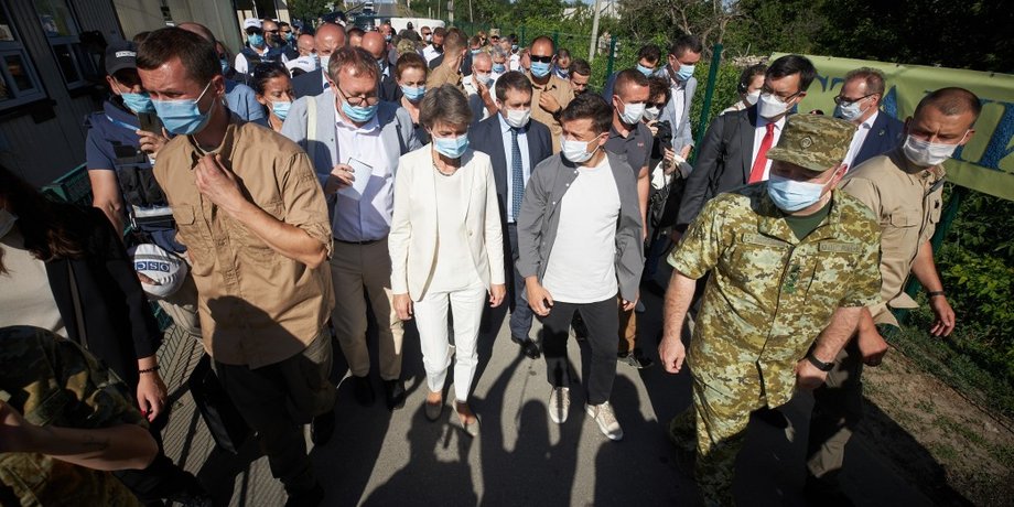 Президенты Украины и Швейцарии в Станице Луганской. Фото: ОП