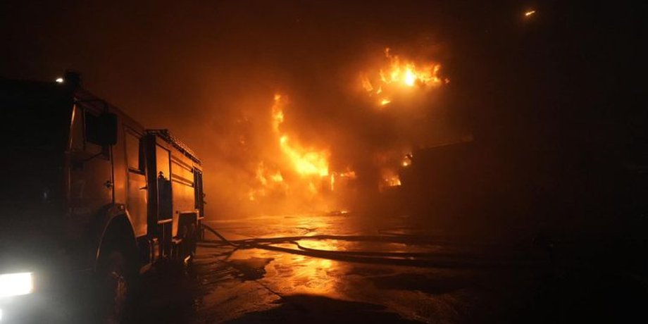 одеса, склад, пожежа, ракетний обстріл 8 травня, ліквідація пожежі в одесі, ДСНС, пожежа на складі