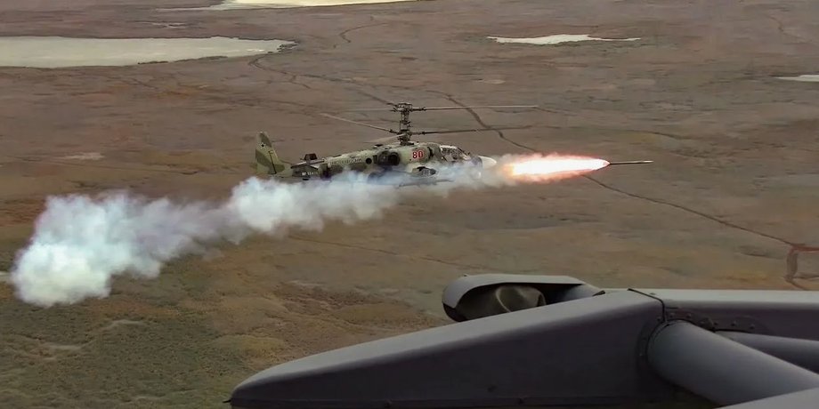 Російський вертоліт Ка-52 запускає ракету "Вихор"