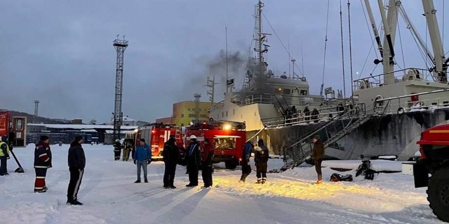 пожар на рыболвном судне в мурманске, в мурманске загорелось судно принцесса арктики, пожар на принцессе арктики