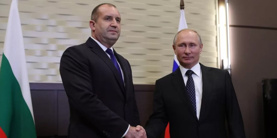 фото Румена Радева та Володимира Путіна, які вітаються за руку