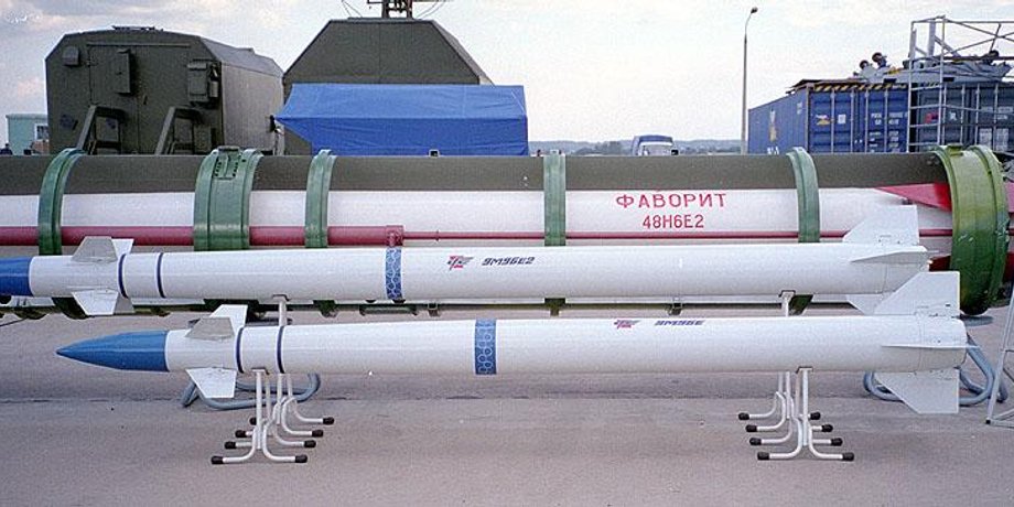 Ракета 48Н6 С-400 ВС РФ готовят к зарядке ракеты 48Н6 С-400 ВС РФ