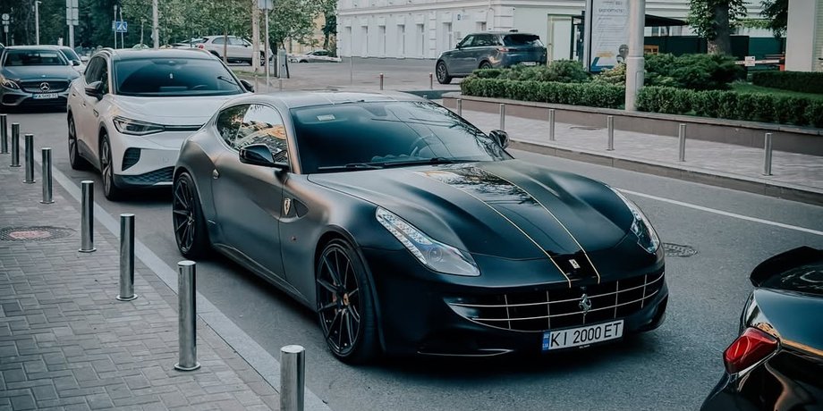 суперкар Ferrari FF