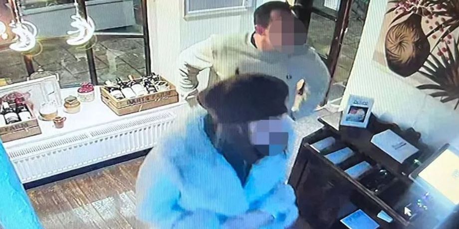 Парень с девушкой ест в ресторане и убегает, выйдя покурить, парочку разыскивает полиция, курьезы